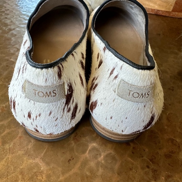 Toms Darcy Flats
Birch Spotted Cow print
Size 5.5
Brand new, never worn - Picture 3 of 5